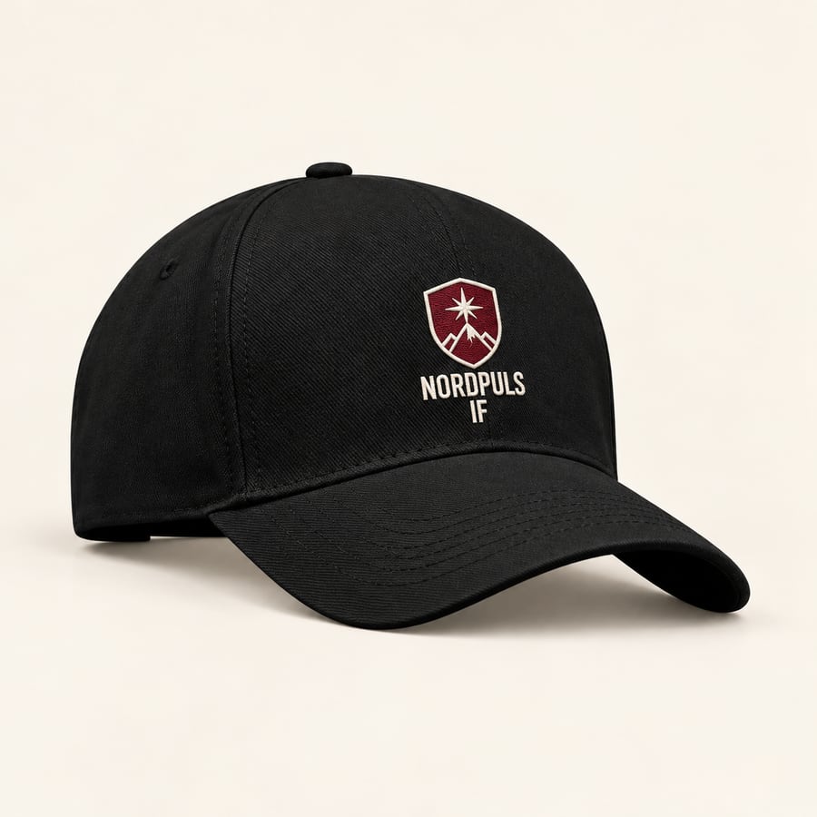 Svart keps med vitt broderat NORDPULS IF-märke